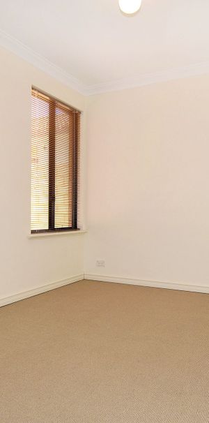 Spacious 4-Bedroom Family Home in Prime Coastal Location - Photo 1