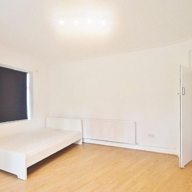 4 bedroom flat to rent - Photo 1