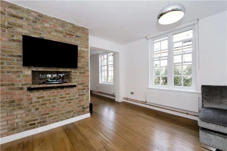 3 bedroom flat in Montclare Street - Photo 3