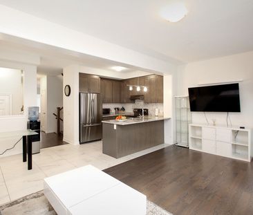 For Lease - 7 Frederick Pearson Street, East Gwillimbury, Ontario - Photo 2