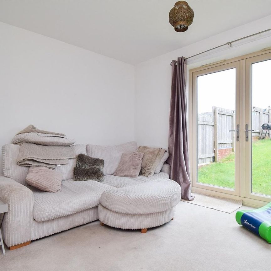 Sundew Avenue, Featherstone - Photo 1