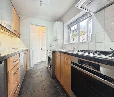 Auckland Road, Reading, Berkshire, RG6 - Photo 3