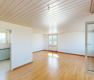4.5 room attic apartment with large terrace - Photo 2