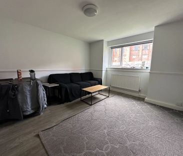 Three Bed Flat - Photo 1