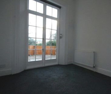 Flat to rent on - Photo 2