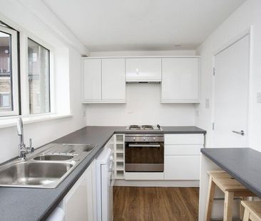 1 bedroom in a flat share to rent - Photo 3