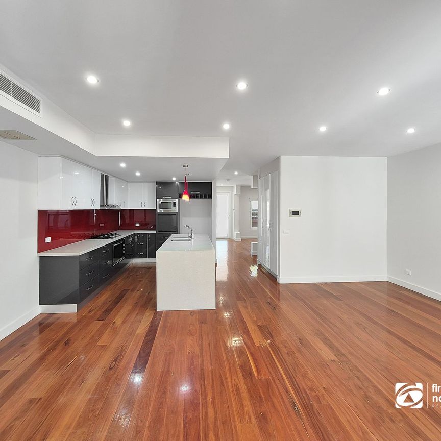 Luxury Three-Level Residence with Lake Views & Self-Contained Apartment - Photo 1