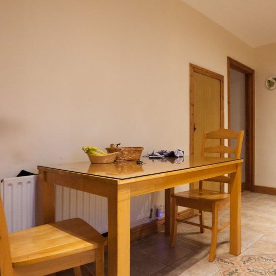 Room for rent in 5-bedroom house in Donaghmede, Dublin - Photo 1