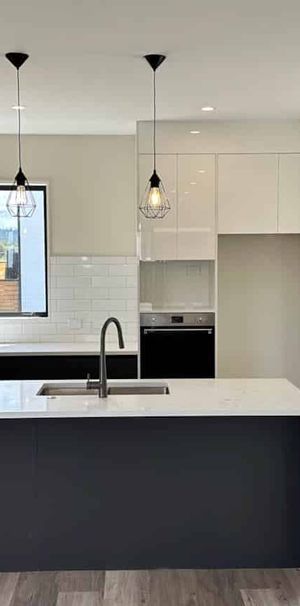 Four bedroom beauty! - Photo 1