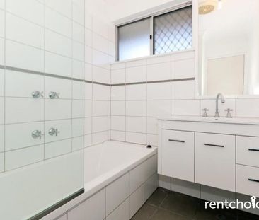 2 bedroom, 1 bathroom home - Photo 4