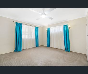 32 Sunbird Avenue, Paradise Point, Qld 4216 - Photo 3