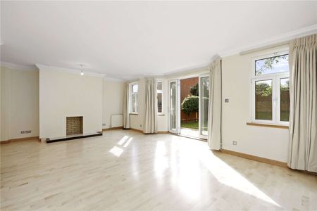 A spacious 4 bedroom, lateral garden apartment in a small, well located development. - Photo 5