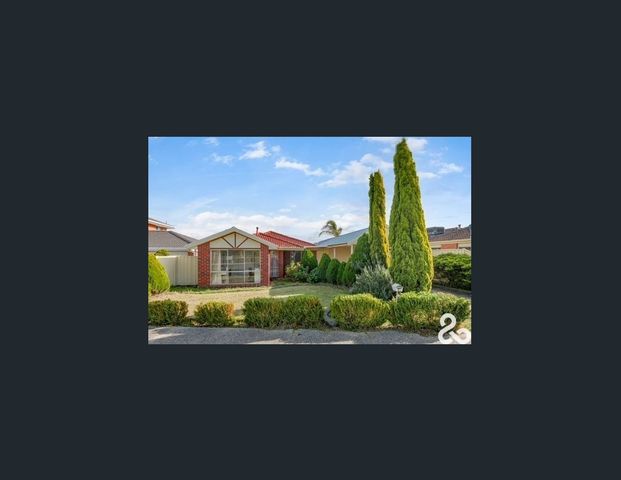 SPACIOUS FAMILY HOME IN A PRIME LOCATION - Photo 1