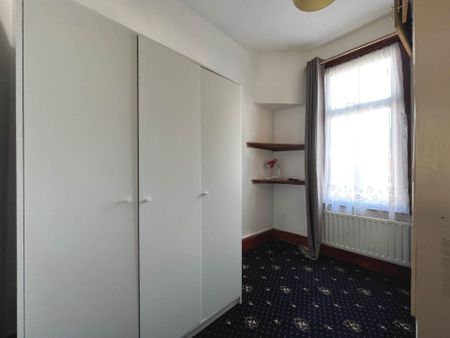 Guide Price £2,600 pcm - Available Now - Unfurnished - Photo 3