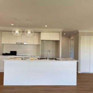 Brand New Lovely and comfortable Family Home - Photo 2