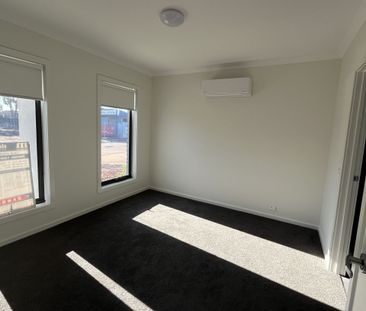 Modern 4 Bedroom Home - Photo 4