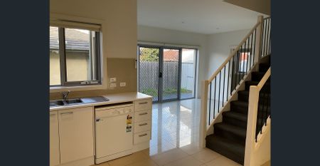 LOVELY LIVEABLE PROPORTIONS.... - Photo 5