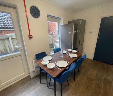 Outstanding house share! - Woodbridge Road Bedroom 7 - Photo 1