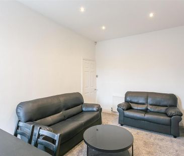 3 bedroom flat to rent - Photo 2