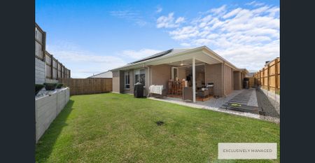 Luxury Near New Home, with Ducted Air-Con - Photo 3