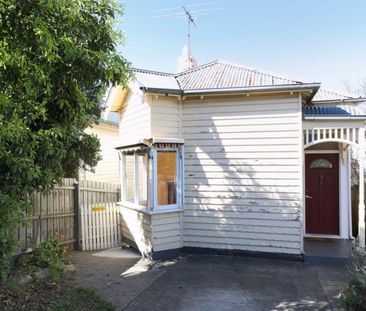 32 Ngarveno Street, Moonee Ponds VIC 3039 - Photo 2
