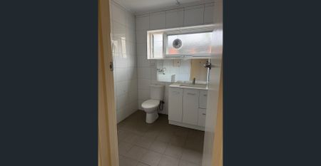 Spacious 1 bedroom unit in a fantastic location - Photo 5