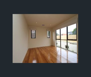 Spacious Three Bedroom Townhouse in Balwyn High School Zone - Photo 1