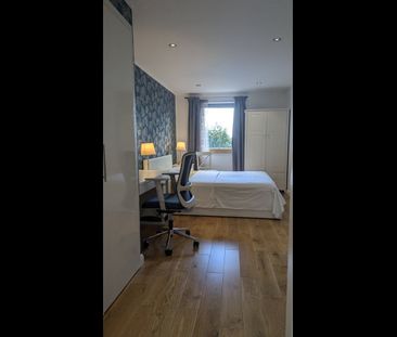Room in a Shared Flat, Reed House, SW19 - Photo 1