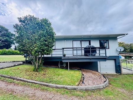 Fully fenced tidy sunny 3 bedroom home - Photo 2