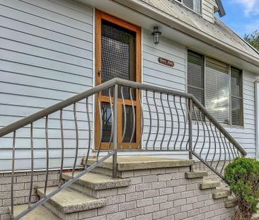 CHARMING 3 BEDROOM COTTAGE - Photo 1