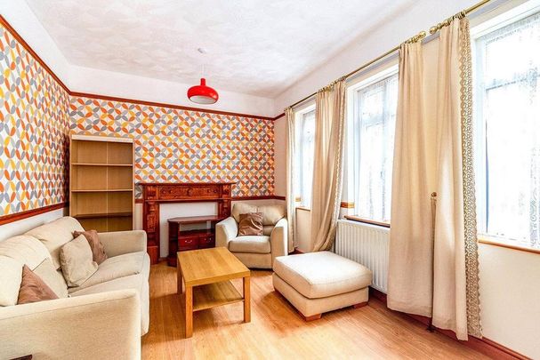 4 bedroom end of terrace house to rent - Photo 1