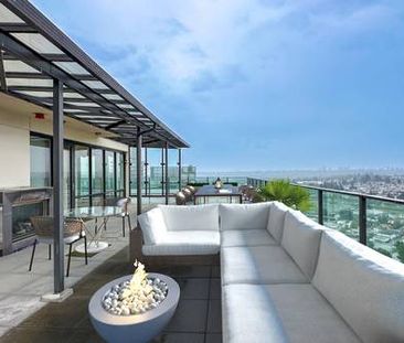 Beautiful 3-Bedroom Penthouse in Brentwood - Photo 3