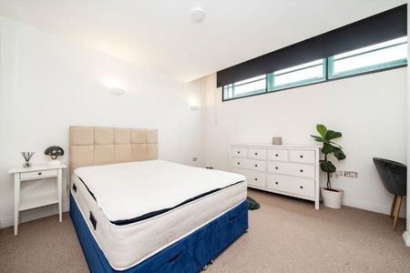 Western Avenue, Perivale, UB6 - Photo 2