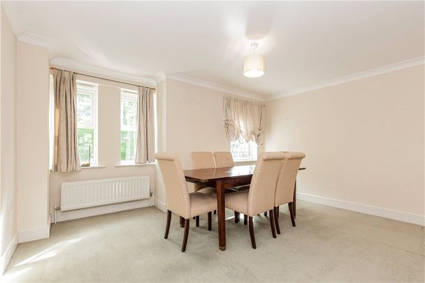 A spacious three bedroom first floor apartment in this convenient location just a short walk from the amenities of Summertown. - Photo 1