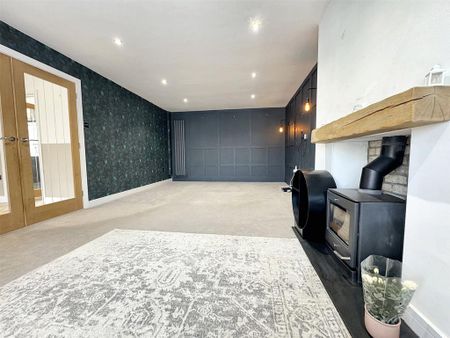 4 bedroom detached house to rent - Photo 2