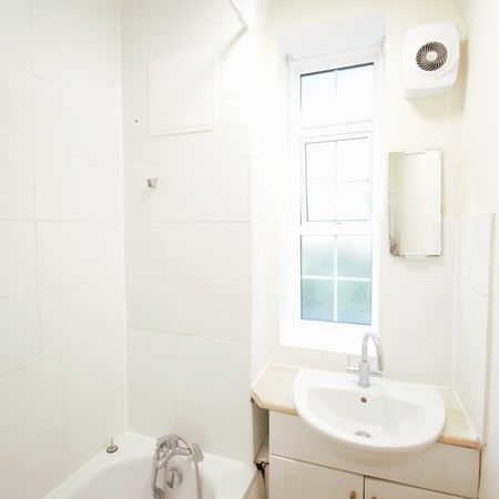 Room in a Shared Flat, Frithville Gardens, W12 - Photo 4