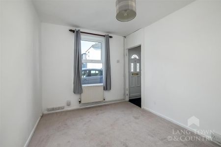 3 bedroom end of terrace house to rent - Photo 4