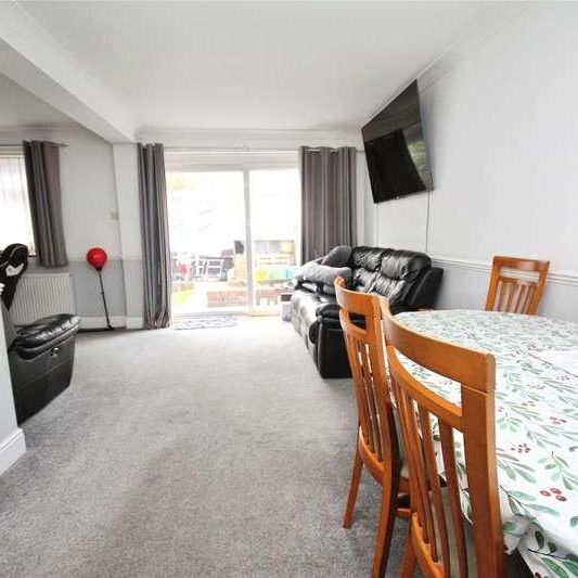 Udall Gardens, Romford, RM5 - Photo 1