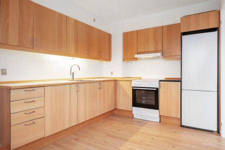 Centralt beliggenhed, med gratis parkering samt hyggeligt gårdmiljø. - Photo 2