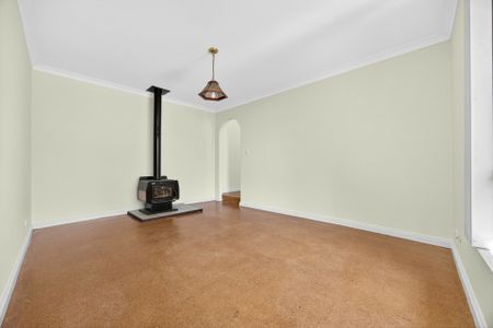 Charming Home in Prime Central Mandurah - Photo 3