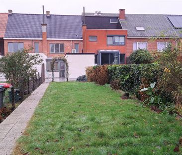 Gerenoveerde woning met 2 slaapkamers en dressing/bureel. Mooie tui... - Foto 2