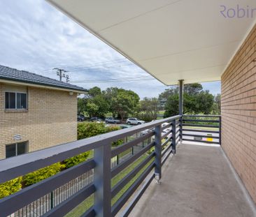 One bedroom well maintained unit a short walk to the beach and shops - Photo 2