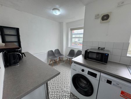 1 bedroom in a house share to rent - Photo 4