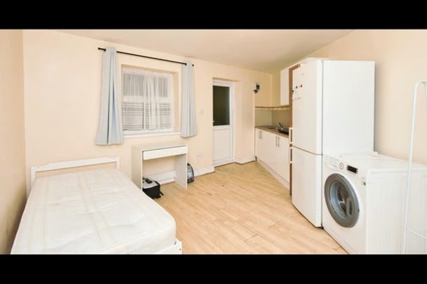 Studio Flat, London, IG11 - Photo 1