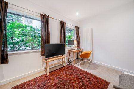 2 bedroom mews to rent - Photo 3