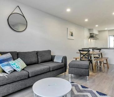 3bedroom, 2bathroom townhouse, private backyard - Photo 3