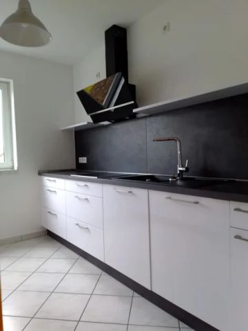 Komfortable 3-Zimmerwohnung, Küche mit EBK, Bad, Abstellraum, Balkon, Garage + Stellplatz - Foto 4