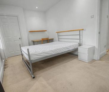 1 bedroom in a flat share to rent - Photo 4