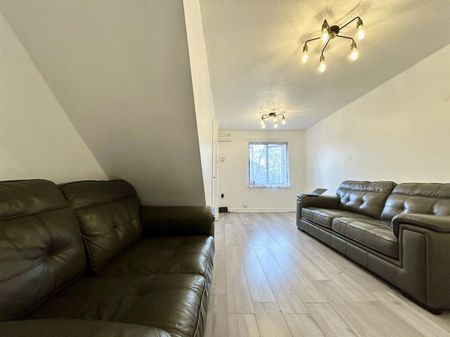 3 Bedroom House - Mid Terrace To Let - Photo 3