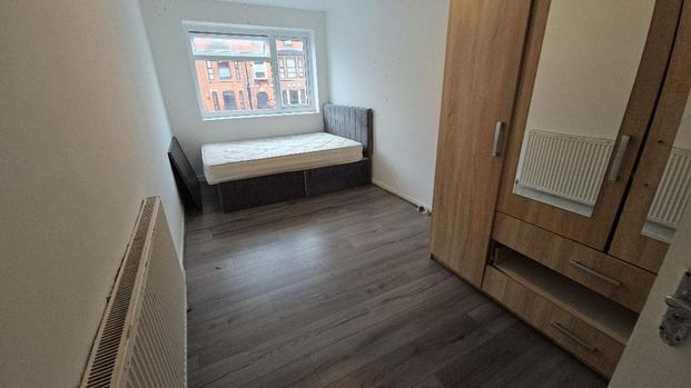 4 bedroom flat to rent - Photo 1